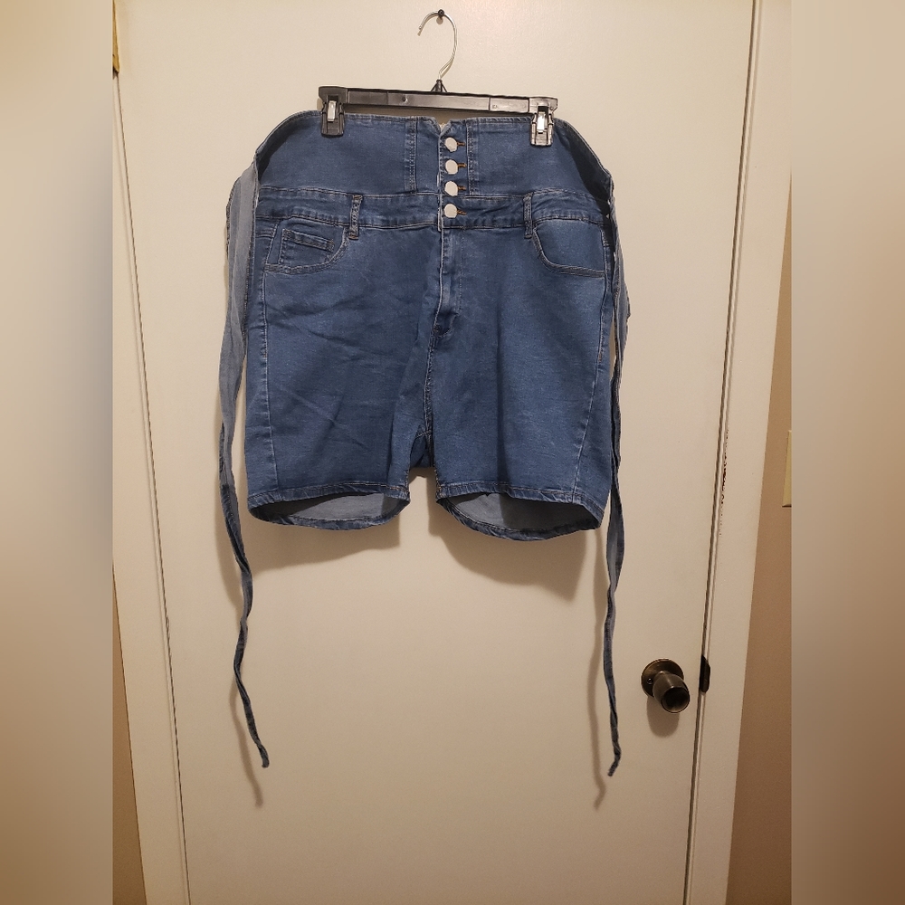 High waisted shorts with back tie